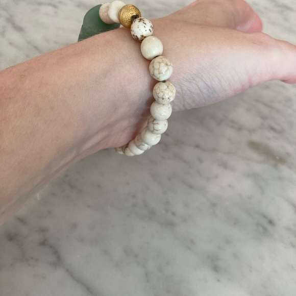 Carved Jade and Howlite Beaded Bracelet - Picture 9 of 13